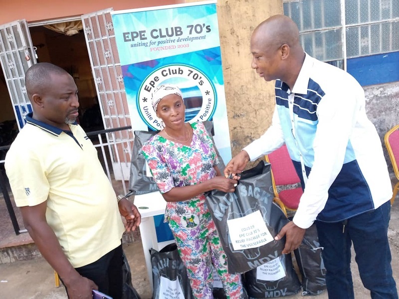 CONVID-19 Epe Club 70’s Distributes Relief Materials to Residents